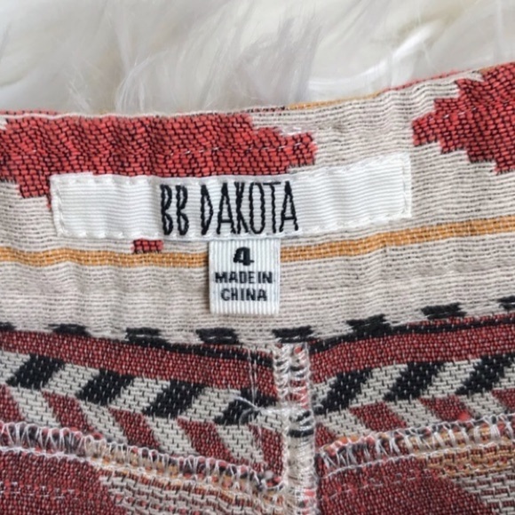 BB DAKOTA Anita Tribal Print Jacquard Textured Shorts - Picture 7 of 8